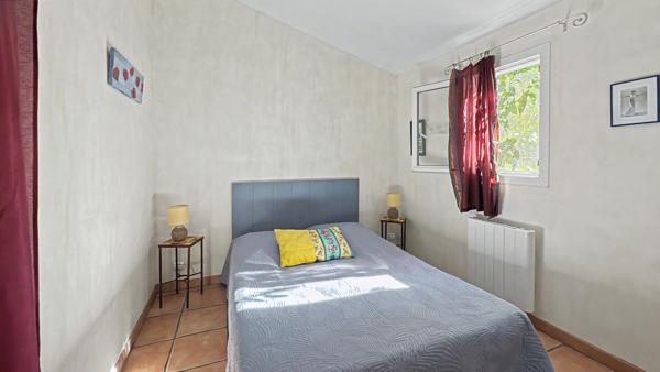 Mas en campagne d'Arles avec habitation familiale, deux gîtes, piscine, dépendances et grand jardin arboré