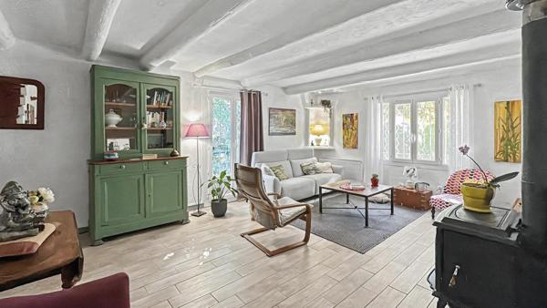 Mas en campagne d'Arles avec habitation familiale, deux gîtes, piscine, dépendances et grand jardin arboré