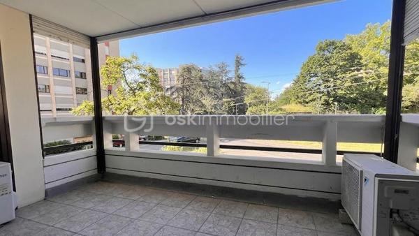 Situé dans une résidence haut de gamme des années 70, l'appartement entièrement CLIMATISE est situé au 1er étage /8.
Une belle luminosité et une distribution fonctionnelle caractérisent le bien.

- vaste séjour de 38 m2,
- cuisine spacieuse avec double entrée,
- 2 chambres confortables, une salle de bain et WC séparé.

Les atouts majeurs :
- raccordé au chauffage urbain (chauffage et eau inclus dans les charges)
- façade ravalée en 2021
- porte blindée
- présence d'une gardienne
- cave et garage à vélos