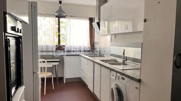 Situé dans une résidence haut de gamme des années 70, l'appartement entièrement CLIMATISE est situé au 1er étage /8.
Une belle luminosité et une distribution fonctionnelle caractérisent le bien.

- vaste séjour de 38 m2,
- cuisine spacieuse avec double entrée,
- 2 chambres confortables, une salle de bain et WC séparé.

Les atouts majeurs :
- raccordé au chauffage urbain (chauffage et eau inclus dans les charges)
- façade ravalée en 2021
- porte blindée
- présence d'une gardienne
- cave et garage à vélos
