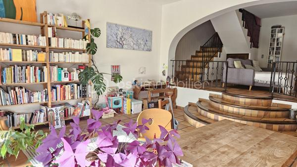 Venez visiter sans tarder cet appartement maison ( seulement 2 copros dont une librairie attenante ) idéalement située, en plein centre ville de Gap dans un environnement calme sur une petite place proche de toutes commodités à pied . 
En RDC une entrée avec un petit sas , et un accès à une toute petite cour . 
A l'étage un hall d'entrée avec placards , des wc . Vous serez charmés par une vaste pièce lumineuse offrant un spacieux salon séjour convivial semi ouvert sur une cuisine équipée pour une atmosphère à la fois conviviale et chaleureuse . 
A l'étage supérieur 3 belles chambres , une salle de bain et des WC séparés . Au dernier étage une grande chambre avec douche , et sous les toits un bureau ou chambre supplémentaire . 
Le petit plus ? Une petite cour à l'abri des regards pouvant être aménagée en petite terrasse repas , jeux cabanes pour enfants , garages à vélos etc 
La maison est idéale pour une grande famille souhaitant profiter du confort d'un cadre de vie spacieux tout en bénéficiant de la proximité immédiate du centre ville . 
DPE en D . Très bon confort thermique malgré les vastes pièces , consommation environ 150 € électricité / mois et 350 € de granulés par an . 
Pas de gros travaux à prévoir . 
Double vitrage , volets battants , VMC double flux . 
Toit ok . Taxe foncière 2384 euros .
Chauffage électrique avec radiateurs assez récents et poêle à granulés . Toiture ok . 
Vignette ville de Gap pour le stationnement gratuit sur les parking du centre ville .
Copropriété avec un commerce attenant pas de charges de copro .  
A visiter au plus vite