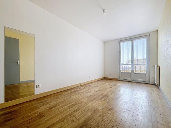 Quartier Saint-Jacques, appartement, 2 chambres, lumineux, parquet ancien, busway, tramway, super, boulangerie, écoles