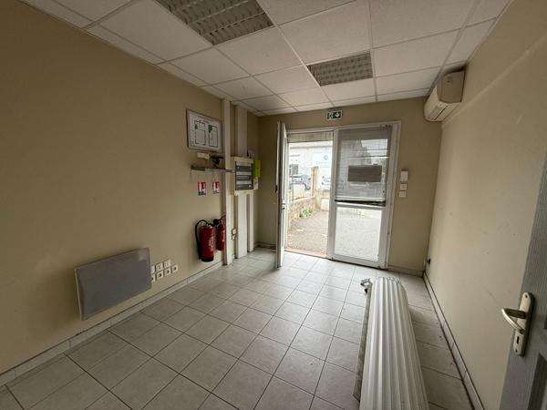LOCAL AVEC ENTREPOT ET BUREAU DANS ZONE ARTISANALE