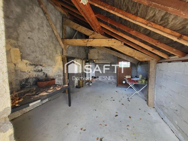 Longère  avec dépendances, terrain arboré et grand potentiel – au calme absolu