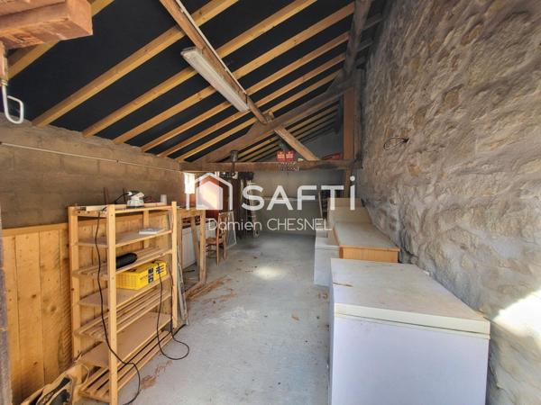 Longère  avec dépendances, terrain arboré et grand potentiel – au calme absolu