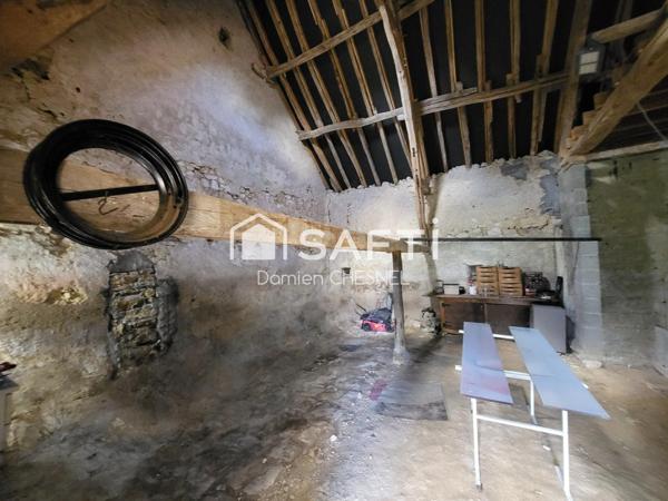 Longère  avec dépendances, terrain arboré et grand potentiel – au calme absolu