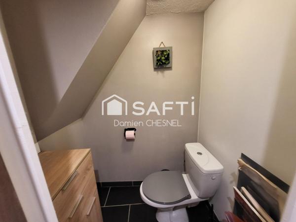 Longère  avec dépendances, terrain arboré et grand potentiel – au calme absolu