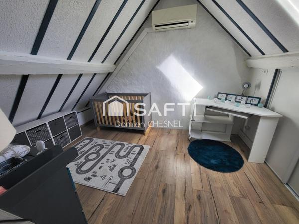 Longère  avec dépendances, terrain arboré et grand potentiel – au calme absolu