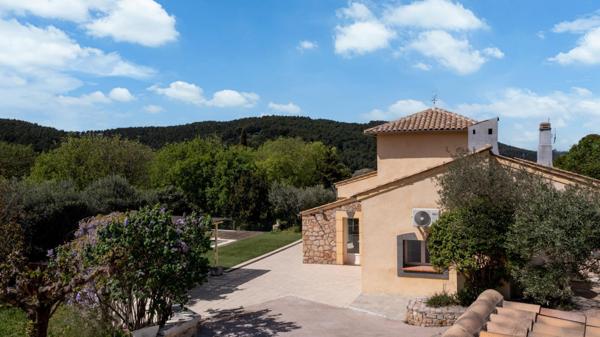 Maison entièrement restaurée dans un cadre privilégié