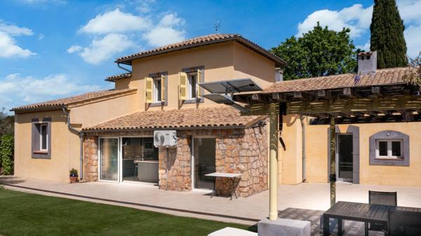 Maison entièrement restaurée dans un cadre privilégié