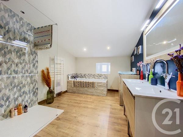 Maison à vendre  5 pièces - 205,57 m 2   ECHILLAIS  - 17