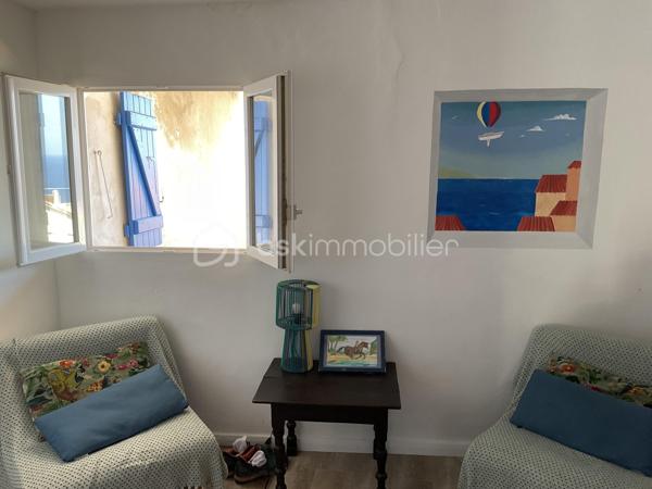 Découvrez ce ravissant appartement TRIPLEX de 69m² situé entre le second et le  4ème étage  offrant une belle opportunité d'habiter un quartier dynamique tout en étant proche des commodités urbaines. Profitez d'un cadre de vie agréable grâce à son balcon et sa terrasse avec une vue imprenable sur la mer et sur la Sardaigne, adaptés aux moments de détente.

Cet appartement de trois pièces, bien réparti, propose des espaces intérieurs confortables. Les matériaux de construction sont solides et le bien est en bon état général, prêt à accueillir ses futurs occupants.

Bien qu'il n'y ait ni ascenseur ni parking, les avantages de cet appartement résident dans son accessibilité idéale  aux commerces alentour, rendant le quotidien pratique et aisé.

Contactez Christelle POTTIER pour plus d'informations et organisez une visite dès aujourd'hui !