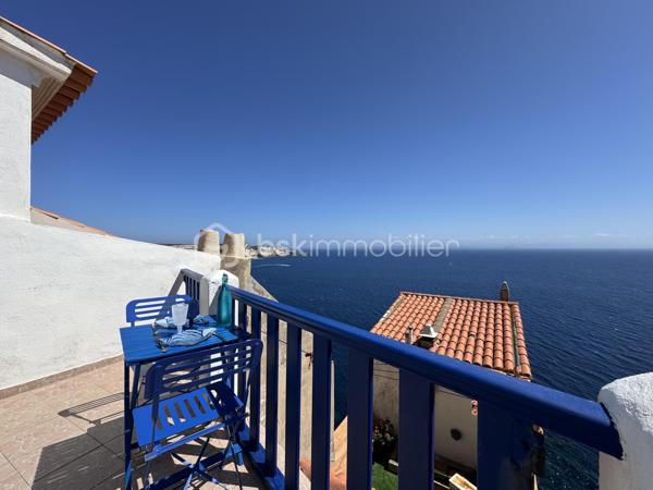 Découvrez ce ravissant appartement TRIPLEX de 69m² situé entre le second et le  4ème étage  offrant une belle opportunité d'habiter un quartier dynamique tout en étant proche des commodités urbaines. Profitez d'un cadre de vie agréable grâce à son balcon et sa terrasse avec une vue imprenable sur la mer et sur la Sardaigne, adaptés aux moments de détente.

Cet appartement de trois pièces, bien réparti, propose des espaces intérieurs confortables. Les matériaux de construction sont solides et le bien est en bon état général, prêt à accueillir ses futurs occupants.

Bien qu'il n'y ait ni ascenseur ni parking, les avantages de cet appartement résident dans son accessibilité idéale  aux commerces alentour, rendant le quotidien pratique et aisé.

Contactez Christelle POTTIER pour plus d'informations et organisez une visite dès aujourd'hui !