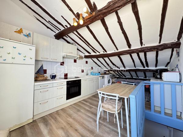 Découvrez ce ravissant appartement TRIPLEX de 69m² situé entre le second et le  4ème étage  offrant une belle opportunité d'habiter un quartier dynamique tout en étant proche des commodités urbaines. Profitez d'un cadre de vie agréable grâce à son balcon et sa terrasse avec une vue imprenable sur la mer et sur la Sardaigne, adaptés aux moments de détente.

Cet appartement de trois pièces, bien réparti, propose des espaces intérieurs confortables. Les matériaux de construction sont solides et le bien est en bon état général, prêt à accueillir ses futurs occupants.

Bien qu'il n'y ait ni ascenseur ni parking, les avantages de cet appartement résident dans son accessibilité idéale  aux commerces alentour, rendant le quotidien pratique et aisé.

Contactez Christelle POTTIER pour plus d'informations et organisez une visite dès aujourd'hui !