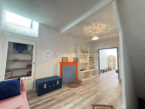 Découvrez ce ravissant appartement TRIPLEX de 69m² situé entre le second et le  4ème étage  offrant une belle opportunité d'habiter un quartier dynamique tout en étant proche des commodités urbaines. Profitez d'un cadre de vie agréable grâce à son balcon et sa terrasse avec une vue imprenable sur la mer et sur la Sardaigne, adaptés aux moments de détente.

Cet appartement de trois pièces, bien réparti, propose des espaces intérieurs confortables. Les matériaux de construction sont solides et le bien est en bon état général, prêt à accueillir ses futurs occupants.

Bien qu'il n'y ait ni ascenseur ni parking, les avantages de cet appartement résident dans son accessibilité idéale  aux commerces alentour, rendant le quotidien pratique et aisé.

Contactez Christelle POTTIER pour plus d'informations et organisez une visite dès aujourd'hui !