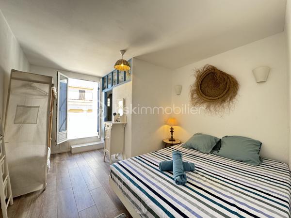 Découvrez ce ravissant appartement TRIPLEX de 69m² situé entre le second et le  4ème étage  offrant une belle opportunité d'habiter un quartier dynamique tout en étant proche des commodités urbaines. Profitez d'un cadre de vie agréable grâce à son balcon et sa terrasse avec une vue imprenable sur la mer et sur la Sardaigne, adaptés aux moments de détente.

Cet appartement de trois pièces, bien réparti, propose des espaces intérieurs confortables. Les matériaux de construction sont solides et le bien est en bon état général, prêt à accueillir ses futurs occupants.

Bien qu'il n'y ait ni ascenseur ni parking, les avantages de cet appartement résident dans son accessibilité idéale  aux commerces alentour, rendant le quotidien pratique et aisé.

Contactez Christelle POTTIER pour plus d'informations et organisez une visite dès aujourd'hui !
