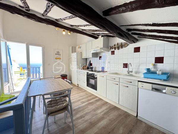 Découvrez ce ravissant appartement TRIPLEX de 69m² situé entre le second et le  4ème étage  offrant une belle opportunité d'habiter un quartier dynamique tout en étant proche des commodités urbaines. Profitez d'un cadre de vie agréable grâce à son balcon et sa terrasse avec une vue imprenable sur la mer et sur la Sardaigne, adaptés aux moments de détente.

Cet appartement de trois pièces, bien réparti, propose des espaces intérieurs confortables. Les matériaux de construction sont solides et le bien est en bon état général, prêt à accueillir ses futurs occupants.

Bien qu'il n'y ait ni ascenseur ni parking, les avantages de cet appartement résident dans son accessibilité idéale  aux commerces alentour, rendant le quotidien pratique et aisé.

Contactez Christelle POTTIER pour plus d'informations et organisez une visite dès aujourd'hui !
