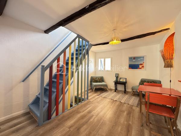 Découvrez ce ravissant appartement TRIPLEX de 69m² situé entre le second et le  4ème étage  offrant une belle opportunité d'habiter un quartier dynamique tout en étant proche des commodités urbaines. Profitez d'un cadre de vie agréable grâce à son balcon et sa terrasse avec une vue imprenable sur la mer et sur la Sardaigne, adaptés aux moments de détente.

Cet appartement de trois pièces, bien réparti, propose des espaces intérieurs confortables. Les matériaux de construction sont solides et le bien est en bon état général, prêt à accueillir ses futurs occupants.

Bien qu'il n'y ait ni ascenseur ni parking, les avantages de cet appartement résident dans son accessibilité idéale  aux commerces alentour, rendant le quotidien pratique et aisé.

Contactez Christelle POTTIER pour plus d'informations et organisez une visite dès aujourd'hui !