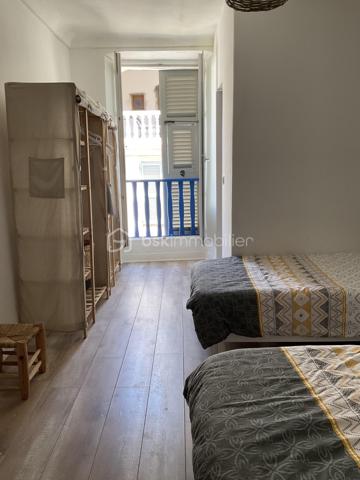Découvrez ce ravissant appartement TRIPLEX de 69m² situé entre le second et le  4ème étage  offrant une belle opportunité d'habiter un quartier dynamique tout en étant proche des commodités urbaines. Profitez d'un cadre de vie agréable grâce à son balcon et sa terrasse avec une vue imprenable sur la mer et sur la Sardaigne, adaptés aux moments de détente.

Cet appartement de trois pièces, bien réparti, propose des espaces intérieurs confortables. Les matériaux de construction sont solides et le bien est en bon état général, prêt à accueillir ses futurs occupants.

Bien qu'il n'y ait ni ascenseur ni parking, les avantages de cet appartement résident dans son accessibilité idéale  aux commerces alentour, rendant le quotidien pratique et aisé.

Contactez Christelle POTTIER pour plus d'informations et organisez une visite dès aujourd'hui !