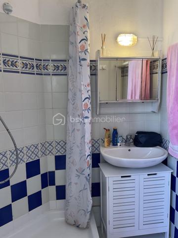 Découvrez ce ravissant appartement TRIPLEX de 69m² situé entre le second et le  4ème étage  offrant une belle opportunité d'habiter un quartier dynamique tout en étant proche des commodités urbaines. Profitez d'un cadre de vie agréable grâce à son balcon et sa terrasse avec une vue imprenable sur la mer et sur la Sardaigne, adaptés aux moments de détente.

Cet appartement de trois pièces, bien réparti, propose des espaces intérieurs confortables. Les matériaux de construction sont solides et le bien est en bon état général, prêt à accueillir ses futurs occupants.

Bien qu'il n'y ait ni ascenseur ni parking, les avantages de cet appartement résident dans son accessibilité idéale  aux commerces alentour, rendant le quotidien pratique et aisé.

Contactez Christelle POTTIER pour plus d'informations et organisez une visite dès aujourd'hui !