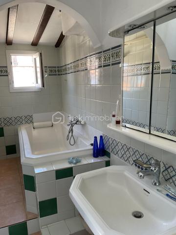 Découvrez ce ravissant appartement TRIPLEX de 69m² situé entre le second et le  4ème étage  offrant une belle opportunité d'habiter un quartier dynamique tout en étant proche des commodités urbaines. Profitez d'un cadre de vie agréable grâce à son balcon et sa terrasse avec une vue imprenable sur la mer et sur la Sardaigne, adaptés aux moments de détente.

Cet appartement de trois pièces, bien réparti, propose des espaces intérieurs confortables. Les matériaux de construction sont solides et le bien est en bon état général, prêt à accueillir ses futurs occupants.

Bien qu'il n'y ait ni ascenseur ni parking, les avantages de cet appartement résident dans son accessibilité idéale  aux commerces alentour, rendant le quotidien pratique et aisé.

Contactez Christelle POTTIER pour plus d'informations et organisez une visite dès aujourd'hui !