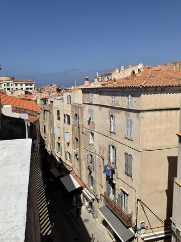 Découvrez ce ravissant appartement TRIPLEX de 69m² situé entre le second et le  4ème étage  offrant une belle opportunité d'habiter un quartier dynamique tout en étant proche des commodités urbaines. Profitez d'un cadre de vie agréable grâce à son balcon et sa terrasse avec une vue imprenable sur la mer et sur la Sardaigne, adaptés aux moments de détente.

Cet appartement de trois pièces, bien réparti, propose des espaces intérieurs confortables. Les matériaux de construction sont solides et le bien est en bon état général, prêt à accueillir ses futurs occupants.

Bien qu'il n'y ait ni ascenseur ni parking, les avantages de cet appartement résident dans son accessibilité idéale  aux commerces alentour, rendant le quotidien pratique et aisé.

Contactez Christelle POTTIER pour plus d'informations et organisez une visite dès aujourd'hui !