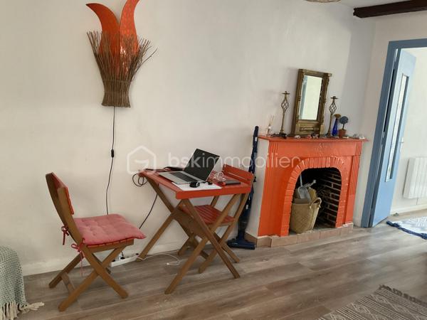 Découvrez ce ravissant appartement TRIPLEX de 69m² situé entre le second et le  4ème étage  offrant une belle opportunité d'habiter un quartier dynamique tout en étant proche des commodités urbaines. Profitez d'un cadre de vie agréable grâce à son balcon et sa terrasse avec une vue imprenable sur la mer et sur la Sardaigne, adaptés aux moments de détente.

Cet appartement de trois pièces, bien réparti, propose des espaces intérieurs confortables. Les matériaux de construction sont solides et le bien est en bon état général, prêt à accueillir ses futurs occupants.

Bien qu'il n'y ait ni ascenseur ni parking, les avantages de cet appartement résident dans son accessibilité idéale  aux commerces alentour, rendant le quotidien pratique et aisé.

Contactez Christelle POTTIER pour plus d'informations et organisez une visite dès aujourd'hui !