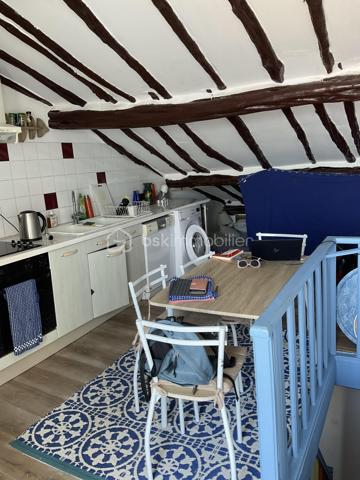 Découvrez ce ravissant appartement TRIPLEX de 69m² situé entre le second et le  4ème étage  offrant une belle opportunité d'habiter un quartier dynamique tout en étant proche des commodités urbaines. Profitez d'un cadre de vie agréable grâce à son balcon et sa terrasse avec une vue imprenable sur la mer et sur la Sardaigne, adaptés aux moments de détente.

Cet appartement de trois pièces, bien réparti, propose des espaces intérieurs confortables. Les matériaux de construction sont solides et le bien est en bon état général, prêt à accueillir ses futurs occupants.

Bien qu'il n'y ait ni ascenseur ni parking, les avantages de cet appartement résident dans son accessibilité idéale  aux commerces alentour, rendant le quotidien pratique et aisé.

Contactez Christelle POTTIER pour plus d'informations et organisez une visite dès aujourd'hui !