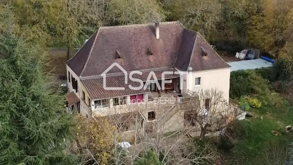 Plongez au coeur du Périgord noir avec cette grande propriété familiale avec piscine.