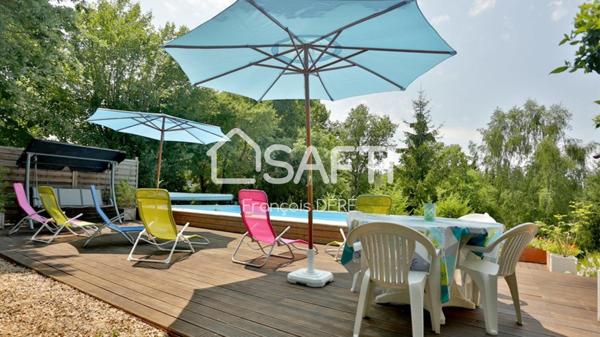 Plongez au coeur du Périgord noir avec cette grande propriété familiale avec piscine.