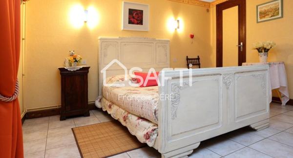 Plongez au coeur du Périgord noir avec cette grande propriété familiale avec piscine.