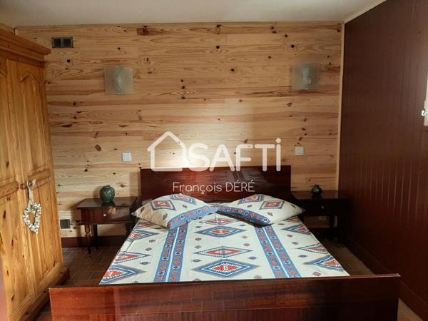 Plongez au coeur du Périgord noir avec cette grande propriété familiale avec piscine.