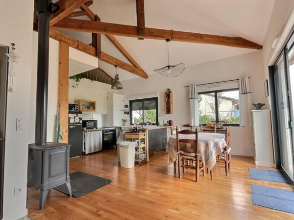 MAISON 3 CHAMBRES AVEC GARAGE ET GRAND TERRAIN SUR COUTRAS