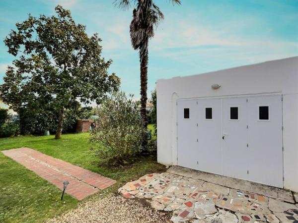 MAISON 3 CHAMBRES AVEC GARAGE ET GRAND TERRAIN SUR COUTRAS