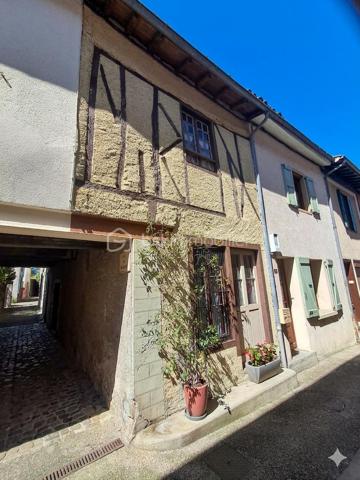 Située en plein centre du village, au plus près de toutes les commodités et services (commerces, écoles, transports), découvrez cette charmante maison de 80 m² habitables offrant un cadre de vie pratique, convivial et un magnifique potentiel d'évolution.

​✨ Les points forts qui vont vous séduire :
​Une pièce de vie d'exception : Profitez d'une superbe et grande enfilade salon, salle à manger et cuisine ouverte. Cet espace chaleureux et baigné de lumière donne directement sur une agréable cour extérieure.
​Le coin nuit : La maison dispose de deux belles chambres confortables.
​Une annexe ultra-pratique : Juste à côté de la maison, un espace indépendant abrite une buanderie et un atelier, idéal pour le bricolage ou le stockage.
​Un fort potentiel d’agrandissement : Des greniers aménageables vous permettent d'imaginer de futures pièces supplémentaires (chambres, bureau, salle de jeux) selon vos besoins.
​Un véritable havre de paix extérieur : À seulement quelques pas (non attenant), un magnifique jardin vous attend. Véritable paradis vert, il est arboré de nombreux arbres fruitiers et équipé d'un cabanon de jardin.
​📋 Inventaire détaillé des pièces :
​Rez-de-chaussée / Espace Jour :
​Entrée
​Grande enfilade : Salon / Salle à manger / Cuisine ouverte (accès direct à la cour)
​Espace Nuit :
​2 chambres lumineuses
Salle de bain
​WC
​Annexes & Potentiel :
​Cour privative
​Annexe indépendante : Espace buanderie avec WC et atelier
​Greniers aménageables (fort potentiel de valorisation)
​📍 Côté extérieur (non attenant) :
​Grand jardin verger avec de nombreux arbres fruitiers.
​Cabanon de jardin fonctionnel avec un puits.

​Vivre au cœur du village avec tout à pied, tout en profitant d'une belle cour pour le quotidien et d'un grand verger pour s'évader, c'est un véritable privilège. Les greniers offrent en plus une vraie opportunité de créer la maison de vos rêves.


​Pour plus d'informations ou pour organiser une visite, contactez-moi dès maintenant !