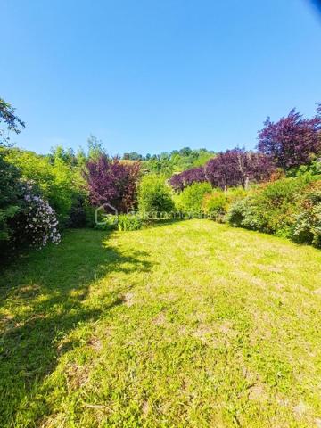 Située en plein centre du village, au plus près de toutes les commodités et services (commerces, écoles, transports), découvrez cette charmante maison de 80 m² habitables offrant un cadre de vie pratique, convivial et un magnifique potentiel d'évolution.

​✨ Les points forts qui vont vous séduire :
​Une pièce de vie d'exception : Profitez d'une superbe et grande enfilade salon, salle à manger et cuisine ouverte. Cet espace chaleureux et baigné de lumière donne directement sur une agréable cour extérieure.
​Le coin nuit : La maison dispose de deux belles chambres confortables.
​Une annexe ultra-pratique : Juste à côté de la maison, un espace indépendant abrite une buanderie et un atelier, idéal pour le bricolage ou le stockage.
​Un fort potentiel d’agrandissement : Des greniers aménageables vous permettent d'imaginer de futures pièces supplémentaires (chambres, bureau, salle de jeux) selon vos besoins.
​Un véritable havre de paix extérieur : À seulement quelques pas (non attenant), un magnifique jardin vous attend. Véritable paradis vert, il est arboré de nombreux arbres fruitiers et équipé d'un cabanon de jardin.
​📋 Inventaire détaillé des pièces :
​Rez-de-chaussée / Espace Jour :
​Entrée
​Grande enfilade : Salon / Salle à manger / Cuisine ouverte (accès direct à la cour)
​Espace Nuit :
​2 chambres lumineuses
Salle de bain
​WC
​Annexes & Potentiel :
​Cour privative
​Annexe indépendante : Espace buanderie avec WC et atelier
​Greniers aménageables (fort potentiel de valorisation)
​📍 Côté extérieur (non attenant) :
​Grand jardin verger avec de nombreux arbres fruitiers.
​Cabanon de jardin fonctionnel avec un puits.

​Vivre au cœur du village avec tout à pied, tout en profitant d'une belle cour pour le quotidien et d'un grand verger pour s'évader, c'est un véritable privilège. Les greniers offrent en plus une vraie opportunité de créer la maison de vos rêves.


​Pour plus d'informations ou pour organiser une visite, contactez-moi dès maintenant !