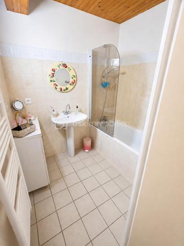Située en plein centre du village, au plus près de toutes les commodités et services (commerces, écoles, transports), découvrez cette charmante maison de 80 m² habitables offrant un cadre de vie pratique, convivial et un magnifique potentiel d'évolution.

​✨ Les points forts qui vont vous séduire :
​Une pièce de vie d'exception : Profitez d'une superbe et grande enfilade salon, salle à manger et cuisine ouverte. Cet espace chaleureux et baigné de lumière donne directement sur une agréable cour extérieure.
​Le coin nuit : La maison dispose de deux belles chambres confortables.
​Une annexe ultra-pratique : Juste à côté de la maison, un espace indépendant abrite une buanderie et un atelier, idéal pour le bricolage ou le stockage.
​Un fort potentiel d’agrandissement : Des greniers aménageables vous permettent d'imaginer de futures pièces supplémentaires (chambres, bureau, salle de jeux) selon vos besoins.
​Un véritable havre de paix extérieur : À seulement quelques pas (non attenant), un magnifique jardin vous attend. Véritable paradis vert, il est arboré de nombreux arbres fruitiers et équipé d'un cabanon de jardin.
​📋 Inventaire détaillé des pièces :
​Rez-de-chaussée / Espace Jour :
​Entrée
​Grande enfilade : Salon / Salle à manger / Cuisine ouverte (accès direct à la cour)
​Espace Nuit :
​2 chambres lumineuses
Salle de bain
​WC
​Annexes & Potentiel :
​Cour privative
​Annexe indépendante : Espace buanderie avec WC et atelier
​Greniers aménageables (fort potentiel de valorisation)
​📍 Côté extérieur (non attenant) :
​Grand jardin verger avec de nombreux arbres fruitiers.
​Cabanon de jardin fonctionnel avec un puits.

​Vivre au cœur du village avec tout à pied, tout en profitant d'une belle cour pour le quotidien et d'un grand verger pour s'évader, c'est un véritable privilège. Les greniers offrent en plus une vraie opportunité de créer la maison de vos rêves.


​Pour plus d'informations ou pour organiser une visite, contactez-moi dès maintenant !