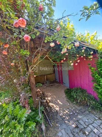 Située en plein centre du village, au plus près de toutes les commodités et services (commerces, écoles, transports), découvrez cette charmante maison de 80 m² habitables offrant un cadre de vie pratique, convivial et un magnifique potentiel d'évolution.

​✨ Les points forts qui vont vous séduire :
​Une pièce de vie d'exception : Profitez d'une superbe et grande enfilade salon, salle à manger et cuisine ouverte. Cet espace chaleureux et baigné de lumière donne directement sur une agréable cour extérieure.
​Le coin nuit : La maison dispose de deux belles chambres confortables.
​Une annexe ultra-pratique : Juste à côté de la maison, un espace indépendant abrite une buanderie et un atelier, idéal pour le bricolage ou le stockage.
​Un fort potentiel d’agrandissement : Des greniers aménageables vous permettent d'imaginer de futures pièces supplémentaires (chambres, bureau, salle de jeux) selon vos besoins.
​Un véritable havre de paix extérieur : À seulement quelques pas (non attenant), un magnifique jardin vous attend. Véritable paradis vert, il est arboré de nombreux arbres fruitiers et équipé d'un cabanon de jardin.
​📋 Inventaire détaillé des pièces :
​Rez-de-chaussée / Espace Jour :
​Entrée
​Grande enfilade : Salon / Salle à manger / Cuisine ouverte (accès direct à la cour)
​Espace Nuit :
​2 chambres lumineuses
Salle de bain
​WC
​Annexes & Potentiel :
​Cour privative
​Annexe indépendante : Espace buanderie avec WC et atelier
​Greniers aménageables (fort potentiel de valorisation)
​📍 Côté extérieur (non attenant) :
​Grand jardin verger avec de nombreux arbres fruitiers.
​Cabanon de jardin fonctionnel avec un puits.

​Vivre au cœur du village avec tout à pied, tout en profitant d'une belle cour pour le quotidien et d'un grand verger pour s'évader, c'est un véritable privilège. Les greniers offrent en plus une vraie opportunité de créer la maison de vos rêves.


​Pour plus d'informations ou pour organiser une visite, contactez-moi dès maintenant !