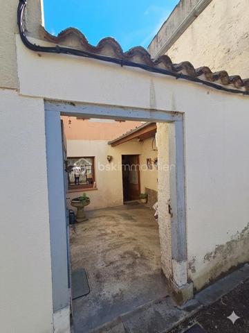 Située en plein centre du village, au plus près de toutes les commodités et services (commerces, écoles, transports), découvrez cette charmante maison de 80 m² habitables offrant un cadre de vie pratique, convivial et un magnifique potentiel d'évolution.

​✨ Les points forts qui vont vous séduire :
​Une pièce de vie d'exception : Profitez d'une superbe et grande enfilade salon, salle à manger et cuisine ouverte. Cet espace chaleureux et baigné de lumière donne directement sur une agréable cour extérieure.
​Le coin nuit : La maison dispose de deux belles chambres confortables.
​Une annexe ultra-pratique : Juste à côté de la maison, un espace indépendant abrite une buanderie et un atelier, idéal pour le bricolage ou le stockage.
​Un fort potentiel d’agrandissement : Des greniers aménageables vous permettent d'imaginer de futures pièces supplémentaires (chambres, bureau, salle de jeux) selon vos besoins.
​Un véritable havre de paix extérieur : À seulement quelques pas (non attenant), un magnifique jardin vous attend. Véritable paradis vert, il est arboré de nombreux arbres fruitiers et équipé d'un cabanon de jardin.
​📋 Inventaire détaillé des pièces :
​Rez-de-chaussée / Espace Jour :
​Entrée
​Grande enfilade : Salon / Salle à manger / Cuisine ouverte (accès direct à la cour)
​Espace Nuit :
​2 chambres lumineuses
Salle de bain
​WC
​Annexes & Potentiel :
​Cour privative
​Annexe indépendante : Espace buanderie avec WC et atelier
​Greniers aménageables (fort potentiel de valorisation)
​📍 Côté extérieur (non attenant) :
​Grand jardin verger avec de nombreux arbres fruitiers.
​Cabanon de jardin fonctionnel avec un puits.

​Vivre au cœur du village avec tout à pied, tout en profitant d'une belle cour pour le quotidien et d'un grand verger pour s'évader, c'est un véritable privilège. Les greniers offrent en plus une vraie opportunité de créer la maison de vos rêves.


​Pour plus d'informations ou pour organiser une visite, contactez-moi dès maintenant !