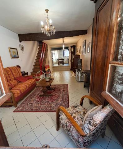 Située en plein centre du village, au plus près de toutes les commodités et services (commerces, écoles, transports), découvrez cette charmante maison de 80 m² habitables offrant un cadre de vie pratique, convivial et un magnifique potentiel d'évolution.

​✨ Les points forts qui vont vous séduire :
​Une pièce de vie d'exception : Profitez d'une superbe et grande enfilade salon, salle à manger et cuisine ouverte. Cet espace chaleureux et baigné de lumière donne directement sur une agréable cour extérieure.
​Le coin nuit : La maison dispose de deux belles chambres confortables.
​Une annexe ultra-pratique : Juste à côté de la maison, un espace indépendant abrite une buanderie et un atelier, idéal pour le bricolage ou le stockage.
​Un fort potentiel d’agrandissement : Des greniers aménageables vous permettent d'imaginer de futures pièces supplémentaires (chambres, bureau, salle de jeux) selon vos besoins.
​Un véritable havre de paix extérieur : À seulement quelques pas (non attenant), un magnifique jardin vous attend. Véritable paradis vert, il est arboré de nombreux arbres fruitiers et équipé d'un cabanon de jardin.
​📋 Inventaire détaillé des pièces :
​Rez-de-chaussée / Espace Jour :
​Entrée
​Grande enfilade : Salon / Salle à manger / Cuisine ouverte (accès direct à la cour)
​Espace Nuit :
​2 chambres lumineuses
Salle de bain
​WC
​Annexes & Potentiel :
​Cour privative
​Annexe indépendante : Espace buanderie avec WC et atelier
​Greniers aménageables (fort potentiel de valorisation)
​📍 Côté extérieur (non attenant) :
​Grand jardin verger avec de nombreux arbres fruitiers.
​Cabanon de jardin fonctionnel avec un puits.

​Vivre au cœur du village avec tout à pied, tout en profitant d'une belle cour pour le quotidien et d'un grand verger pour s'évader, c'est un véritable privilège. Les greniers offrent en plus une vraie opportunité de créer la maison de vos rêves.


​Pour plus d'informations ou pour organiser une visite, contactez-moi dès maintenant !
