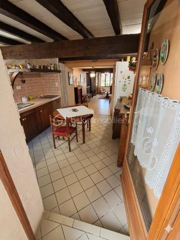 Située en plein centre du village, au plus près de toutes les commodités et services (commerces, écoles, transports), découvrez cette charmante maison de 80 m² habitables offrant un cadre de vie pratique, convivial et un magnifique potentiel d'évolution.

​✨ Les points forts qui vont vous séduire :
​Une pièce de vie d'exception : Profitez d'une superbe et grande enfilade salon, salle à manger et cuisine ouverte. Cet espace chaleureux et baigné de lumière donne directement sur une agréable cour extérieure.
​Le coin nuit : La maison dispose de deux belles chambres confortables.
​Une annexe ultra-pratique : Juste à côté de la maison, un espace indépendant abrite une buanderie et un atelier, idéal pour le bricolage ou le stockage.
​Un fort potentiel d’agrandissement : Des greniers aménageables vous permettent d'imaginer de futures pièces supplémentaires (chambres, bureau, salle de jeux) selon vos besoins.
​Un véritable havre de paix extérieur : À seulement quelques pas (non attenant), un magnifique jardin vous attend. Véritable paradis vert, il est arboré de nombreux arbres fruitiers et équipé d'un cabanon de jardin.
​📋 Inventaire détaillé des pièces :
​Rez-de-chaussée / Espace Jour :
​Entrée
​Grande enfilade : Salon / Salle à manger / Cuisine ouverte (accès direct à la cour)
​Espace Nuit :
​2 chambres lumineuses
Salle de bain
​WC
​Annexes & Potentiel :
​Cour privative
​Annexe indépendante : Espace buanderie avec WC et atelier
​Greniers aménageables (fort potentiel de valorisation)
​📍 Côté extérieur (non attenant) :
​Grand jardin verger avec de nombreux arbres fruitiers.
​Cabanon de jardin fonctionnel avec un puits.

​Vivre au cœur du village avec tout à pied, tout en profitant d'une belle cour pour le quotidien et d'un grand verger pour s'évader, c'est un véritable privilège. Les greniers offrent en plus une vraie opportunité de créer la maison de vos rêves.


​Pour plus d'informations ou pour organiser une visite, contactez-moi dès maintenant !