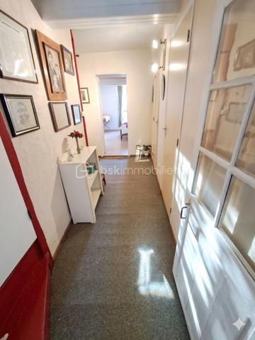 Située en plein centre du village, au plus près de toutes les commodités et services (commerces, écoles, transports), découvrez cette charmante maison de 80 m² habitables offrant un cadre de vie pratique, convivial et un magnifique potentiel d'évolution.

​✨ Les points forts qui vont vous séduire :
​Une pièce de vie d'exception : Profitez d'une superbe et grande enfilade salon, salle à manger et cuisine ouverte. Cet espace chaleureux et baigné de lumière donne directement sur une agréable cour extérieure.
​Le coin nuit : La maison dispose de deux belles chambres confortables.
​Une annexe ultra-pratique : Juste à côté de la maison, un espace indépendant abrite une buanderie et un atelier, idéal pour le bricolage ou le stockage.
​Un fort potentiel d’agrandissement : Des greniers aménageables vous permettent d'imaginer de futures pièces supplémentaires (chambres, bureau, salle de jeux) selon vos besoins.
​Un véritable havre de paix extérieur : À seulement quelques pas (non attenant), un magnifique jardin vous attend. Véritable paradis vert, il est arboré de nombreux arbres fruitiers et équipé d'un cabanon de jardin.
​📋 Inventaire détaillé des pièces :
​Rez-de-chaussée / Espace Jour :
​Entrée
​Grande enfilade : Salon / Salle à manger / Cuisine ouverte (accès direct à la cour)
​Espace Nuit :
​2 chambres lumineuses
Salle de bain
​WC
​Annexes & Potentiel :
​Cour privative
​Annexe indépendante : Espace buanderie avec WC et atelier
​Greniers aménageables (fort potentiel de valorisation)
​📍 Côté extérieur (non attenant) :
​Grand jardin verger avec de nombreux arbres fruitiers.
​Cabanon de jardin fonctionnel avec un puits.

​Vivre au cœur du village avec tout à pied, tout en profitant d'une belle cour pour le quotidien et d'un grand verger pour s'évader, c'est un véritable privilège. Les greniers offrent en plus une vraie opportunité de créer la maison de vos rêves.


​Pour plus d'informations ou pour organiser une visite, contactez-moi dès maintenant !