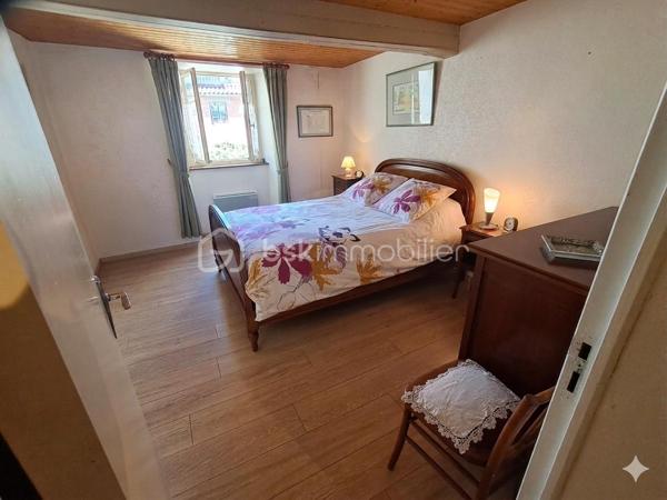 Située en plein centre du village, au plus près de toutes les commodités et services (commerces, écoles, transports), découvrez cette charmante maison de 80 m² habitables offrant un cadre de vie pratique, convivial et un magnifique potentiel d'évolution.

​✨ Les points forts qui vont vous séduire :
​Une pièce de vie d'exception : Profitez d'une superbe et grande enfilade salon, salle à manger et cuisine ouverte. Cet espace chaleureux et baigné de lumière donne directement sur une agréable cour extérieure.
​Le coin nuit : La maison dispose de deux belles chambres confortables.
​Une annexe ultra-pratique : Juste à côté de la maison, un espace indépendant abrite une buanderie et un atelier, idéal pour le bricolage ou le stockage.
​Un fort potentiel d’agrandissement : Des greniers aménageables vous permettent d'imaginer de futures pièces supplémentaires (chambres, bureau, salle de jeux) selon vos besoins.
​Un véritable havre de paix extérieur : À seulement quelques pas (non attenant), un magnifique jardin vous attend. Véritable paradis vert, il est arboré de nombreux arbres fruitiers et équipé d'un cabanon de jardin.
​📋 Inventaire détaillé des pièces :
​Rez-de-chaussée / Espace Jour :
​Entrée
​Grande enfilade : Salon / Salle à manger / Cuisine ouverte (accès direct à la cour)
​Espace Nuit :
​2 chambres lumineuses
Salle de bain
​WC
​Annexes & Potentiel :
​Cour privative
​Annexe indépendante : Espace buanderie avec WC et atelier
​Greniers aménageables (fort potentiel de valorisation)
​📍 Côté extérieur (non attenant) :
​Grand jardin verger avec de nombreux arbres fruitiers.
​Cabanon de jardin fonctionnel avec un puits.

​Vivre au cœur du village avec tout à pied, tout en profitant d'une belle cour pour le quotidien et d'un grand verger pour s'évader, c'est un véritable privilège. Les greniers offrent en plus une vraie opportunité de créer la maison de vos rêves.


​Pour plus d'informations ou pour organiser une visite, contactez-moi dès maintenant !