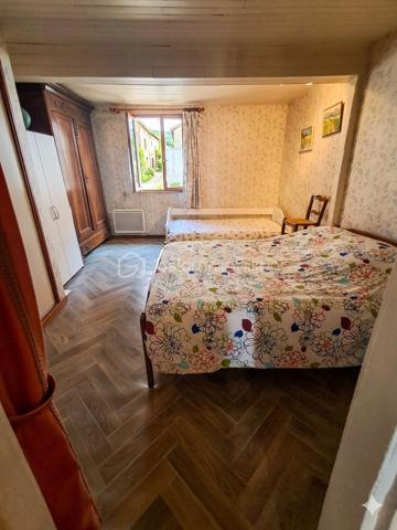Située en plein centre du village, au plus près de toutes les commodités et services (commerces, écoles, transports), découvrez cette charmante maison de 80 m² habitables offrant un cadre de vie pratique, convivial et un magnifique potentiel d'évolution.

​✨ Les points forts qui vont vous séduire :
​Une pièce de vie d'exception : Profitez d'une superbe et grande enfilade salon, salle à manger et cuisine ouverte. Cet espace chaleureux et baigné de lumière donne directement sur une agréable cour extérieure.
​Le coin nuit : La maison dispose de deux belles chambres confortables.
​Une annexe ultra-pratique : Juste à côté de la maison, un espace indépendant abrite une buanderie et un atelier, idéal pour le bricolage ou le stockage.
​Un fort potentiel d’agrandissement : Des greniers aménageables vous permettent d'imaginer de futures pièces supplémentaires (chambres, bureau, salle de jeux) selon vos besoins.
​Un véritable havre de paix extérieur : À seulement quelques pas (non attenant), un magnifique jardin vous attend. Véritable paradis vert, il est arboré de nombreux arbres fruitiers et équipé d'un cabanon de jardin.
​📋 Inventaire détaillé des pièces :
​Rez-de-chaussée / Espace Jour :
​Entrée
​Grande enfilade : Salon / Salle à manger / Cuisine ouverte (accès direct à la cour)
​Espace Nuit :
​2 chambres lumineuses
Salle de bain
​WC
​Annexes & Potentiel :
​Cour privative
​Annexe indépendante : Espace buanderie avec WC et atelier
​Greniers aménageables (fort potentiel de valorisation)
​📍 Côté extérieur (non attenant) :
​Grand jardin verger avec de nombreux arbres fruitiers.
​Cabanon de jardin fonctionnel avec un puits.

​Vivre au cœur du village avec tout à pied, tout en profitant d'une belle cour pour le quotidien et d'un grand verger pour s'évader, c'est un véritable privilège. Les greniers offrent en plus une vraie opportunité de créer la maison de vos rêves.


​Pour plus d'informations ou pour organiser une visite, contactez-moi dès maintenant !