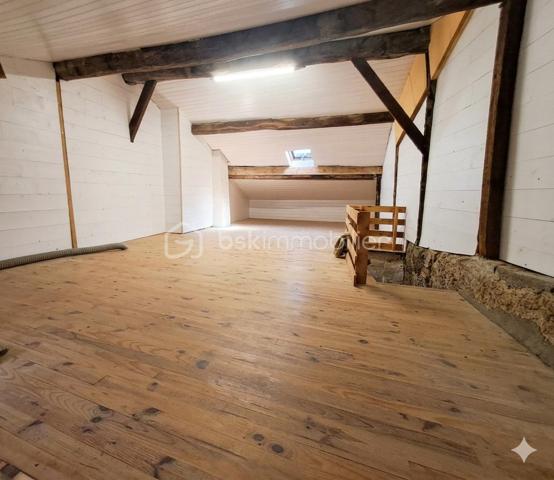 Située en plein centre du village, au plus près de toutes les commodités et services (commerces, écoles, transports), découvrez cette charmante maison de 80 m² habitables offrant un cadre de vie pratique, convivial et un magnifique potentiel d'évolution.

​✨ Les points forts qui vont vous séduire :
​Une pièce de vie d'exception : Profitez d'une superbe et grande enfilade salon, salle à manger et cuisine ouverte. Cet espace chaleureux et baigné de lumière donne directement sur une agréable cour extérieure.
​Le coin nuit : La maison dispose de deux belles chambres confortables.
​Une annexe ultra-pratique : Juste à côté de la maison, un espace indépendant abrite une buanderie et un atelier, idéal pour le bricolage ou le stockage.
​Un fort potentiel d’agrandissement : Des greniers aménageables vous permettent d'imaginer de futures pièces supplémentaires (chambres, bureau, salle de jeux) selon vos besoins.
​Un véritable havre de paix extérieur : À seulement quelques pas (non attenant), un magnifique jardin vous attend. Véritable paradis vert, il est arboré de nombreux arbres fruitiers et équipé d'un cabanon de jardin.
​📋 Inventaire détaillé des pièces :
​Rez-de-chaussée / Espace Jour :
​Entrée
​Grande enfilade : Salon / Salle à manger / Cuisine ouverte (accès direct à la cour)
​Espace Nuit :
​2 chambres lumineuses
Salle de bain
​WC
​Annexes & Potentiel :
​Cour privative
​Annexe indépendante : Espace buanderie avec WC et atelier
​Greniers aménageables (fort potentiel de valorisation)
​📍 Côté extérieur (non attenant) :
​Grand jardin verger avec de nombreux arbres fruitiers.
​Cabanon de jardin fonctionnel avec un puits.

​Vivre au cœur du village avec tout à pied, tout en profitant d'une belle cour pour le quotidien et d'un grand verger pour s'évader, c'est un véritable privilège. Les greniers offrent en plus une vraie opportunité de créer la maison de vos rêves.


​Pour plus d'informations ou pour organiser une visite, contactez-moi dès maintenant !