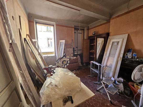 Studio
                                                                                                                                                                                                                                                                                                                        1 pièce(s)                                                                                                                                                                                                                                                                                                                              27  m²