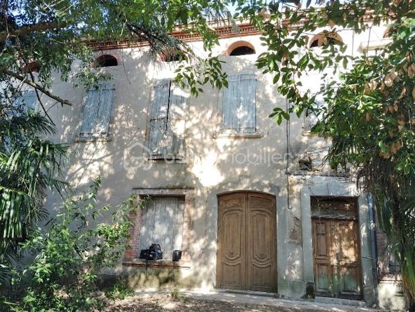 Au centre de Carmaux, grande maison de maître avec plusieurs dépendances situées sur une parcelle de 7 600 m2.
Avec environ 700 m2 de constructions implantés au sol et le tout sur 2 niveaux avec une cour intérieure de 140 m2, ce bien est idéal pour la création d'environ une quinzaine de logements ou bien la création de bureaux d'entreprise, de cabinets médicaux...etc.
Une sortie à l'arrière donne sur une autre avenue avec possibilité de détacher la parcelle pour y créer commerces, entrepôts ...etc.
De gros travaux sont à prévoir mais le bien possède un très gros potentiel, unique à cet endroit.
