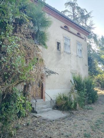 Au centre de Carmaux, grande maison de maître avec plusieurs dépendances situées sur une parcelle de 7 600 m2.
Avec environ 700 m2 de constructions implantés au sol et le tout sur 2 niveaux avec une cour intérieure de 140 m2, ce bien est idéal pour la création d'environ une quinzaine de logements ou bien la création de bureaux d'entreprise, de cabinets médicaux...etc.
Une sortie à l'arrière donne sur une autre avenue avec possibilité de détacher la parcelle pour y créer commerces, entrepôts ...etc.
De gros travaux sont à prévoir mais le bien possède un très gros potentiel, unique à cet endroit.