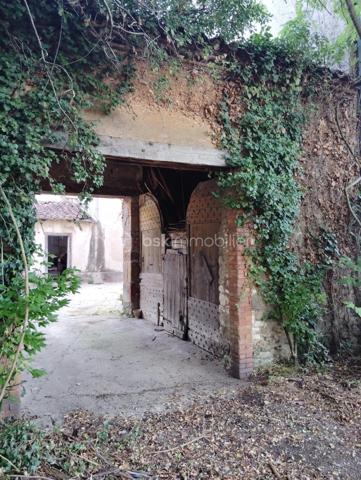 Au centre de Carmaux, grande maison de maître avec plusieurs dépendances situées sur une parcelle de 7 600 m2.
Avec environ 700 m2 de constructions implantés au sol et le tout sur 2 niveaux avec une cour intérieure de 140 m2, ce bien est idéal pour la création d'environ une quinzaine de logements ou bien la création de bureaux d'entreprise, de cabinets médicaux...etc.
Une sortie à l'arrière donne sur une autre avenue avec possibilité de détacher la parcelle pour y créer commerces, entrepôts ...etc.
De gros travaux sont à prévoir mais le bien possède un très gros potentiel, unique à cet endroit.