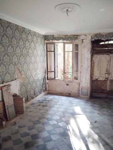 Au centre de Carmaux, grande maison de maître avec plusieurs dépendances situées sur une parcelle de 7 600 m2.
Avec environ 700 m2 de constructions implantés au sol et le tout sur 2 niveaux avec une cour intérieure de 140 m2, ce bien est idéal pour la création d'environ une quinzaine de logements ou bien la création de bureaux d'entreprise, de cabinets médicaux...etc.
Une sortie à l'arrière donne sur une autre avenue avec possibilité de détacher la parcelle pour y créer commerces, entrepôts ...etc.
De gros travaux sont à prévoir mais le bien possède un très gros potentiel, unique à cet endroit.